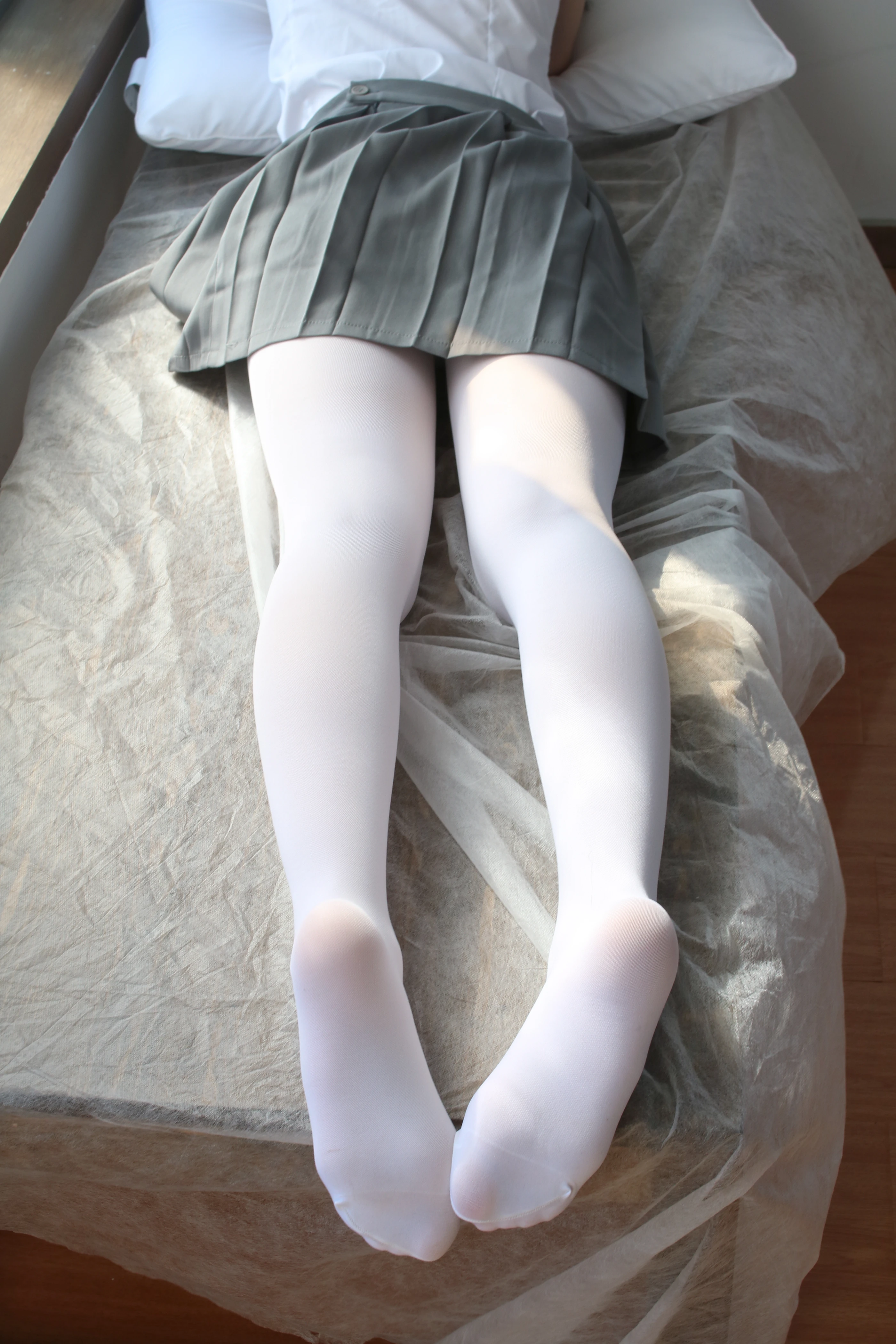 森萝财团 [BETA-029] 玩手机的白丝少女 [182P]插图